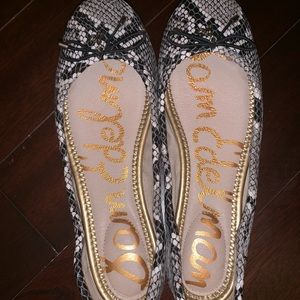 Sam Edelman 
Ballet Flat
Snake print
Size 6.5